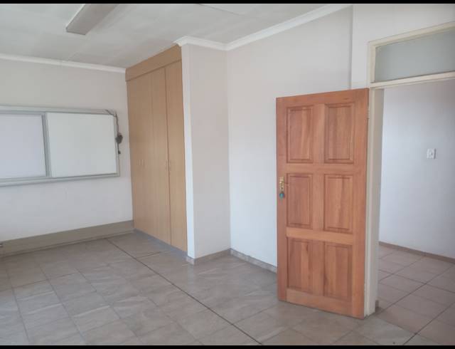900M² BUILDING TO LET IN APEX